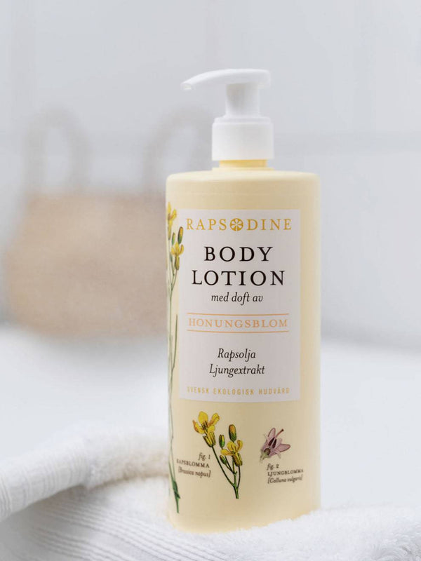 Rapsodine Bodylotion i pumpflaska i badrumsmiljö
