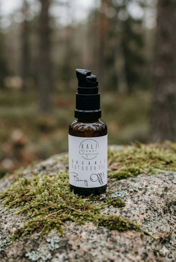 Kaliflower Organics Bug Off på en mossig sten i skogen