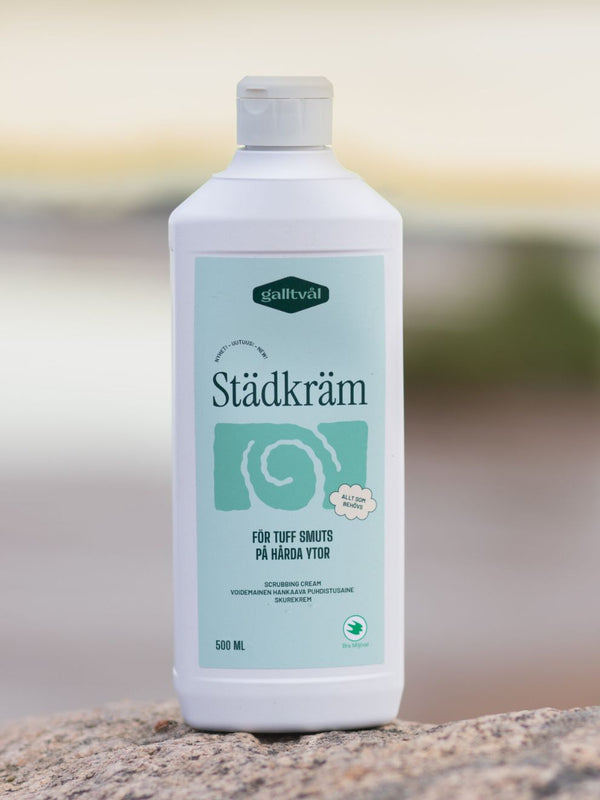 Galltvål städkräm, skonsam skurkräm, i vit flaska på en sten