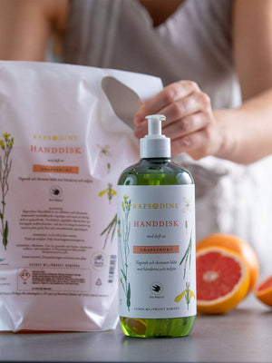 Rapsodine handdiskmedel fylls på från refillpåsen bredvid grapefrukt