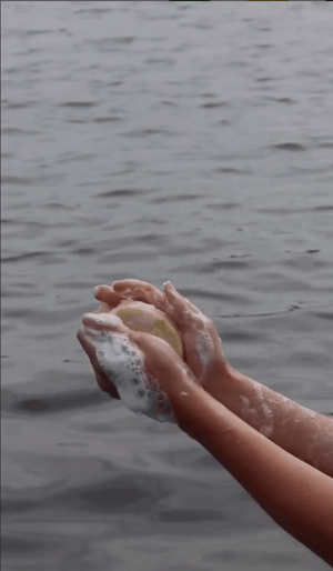 Händer med Tvåla & Tvaga tvål Havet vid havet