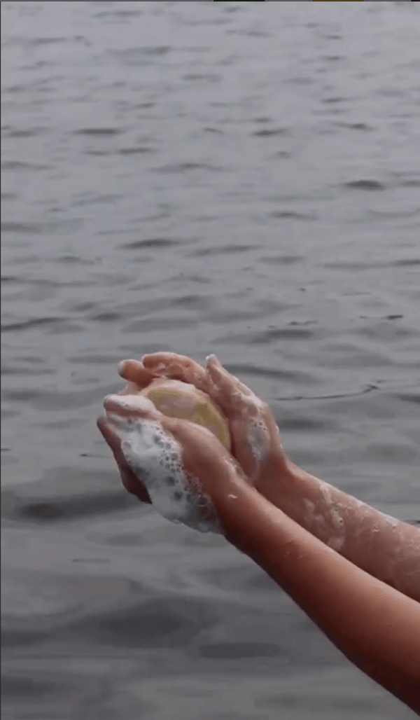 Händer med Tvåla & Tvaga tvål Havet vid havet