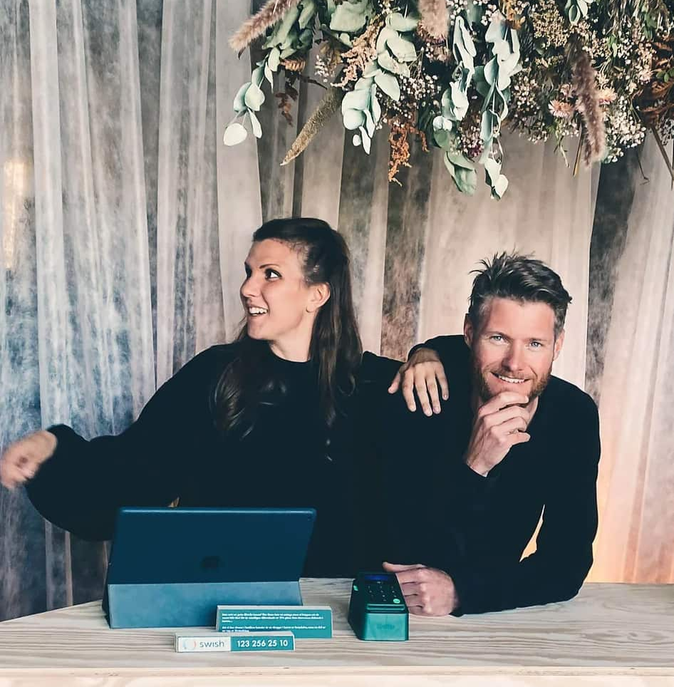 jennie och marcus vid kassan