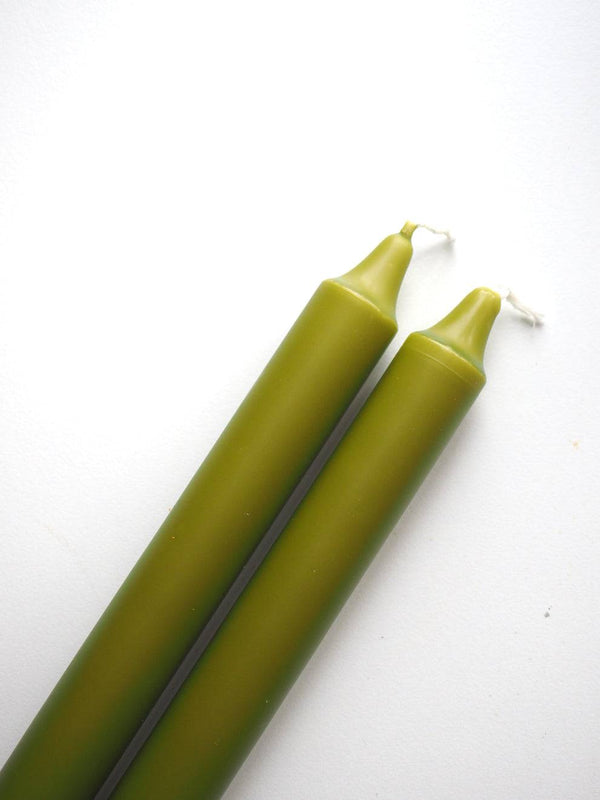 Två olivgröna kronljus från Delsbo Candle