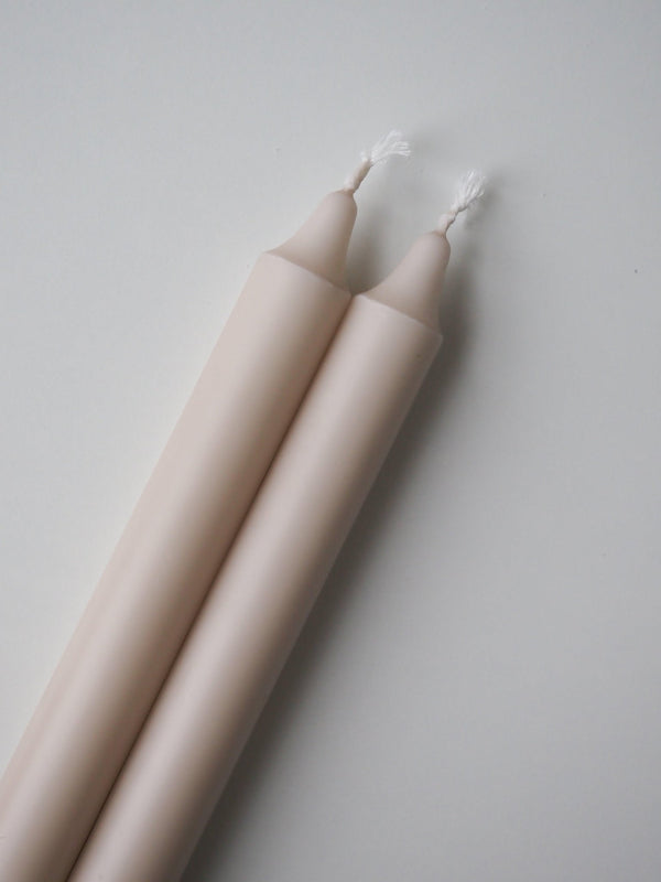 Två beige kronljus från Delsbo Candle