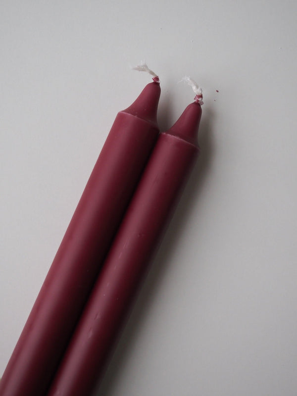 Två vinröda kronljus från Delsbo Candle