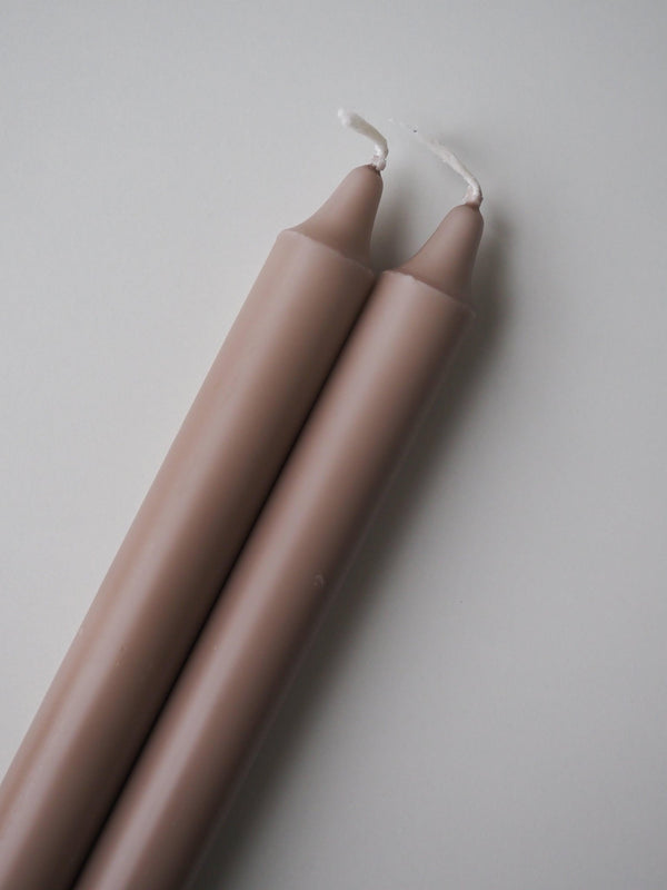 Två kronljus från Delsbo Candle i en dov rosabrun ton