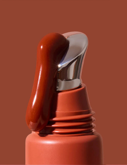 INIKA Tinted Lip Serum i nyansen Rosewood med serum på spetsen
