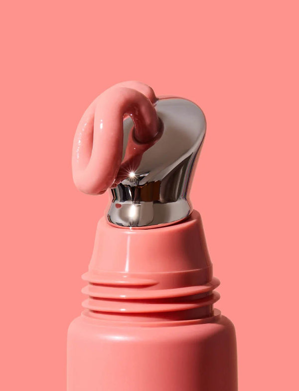 INIKA Tinted Lip Serum i nyansen Blush med serum på spetsen
