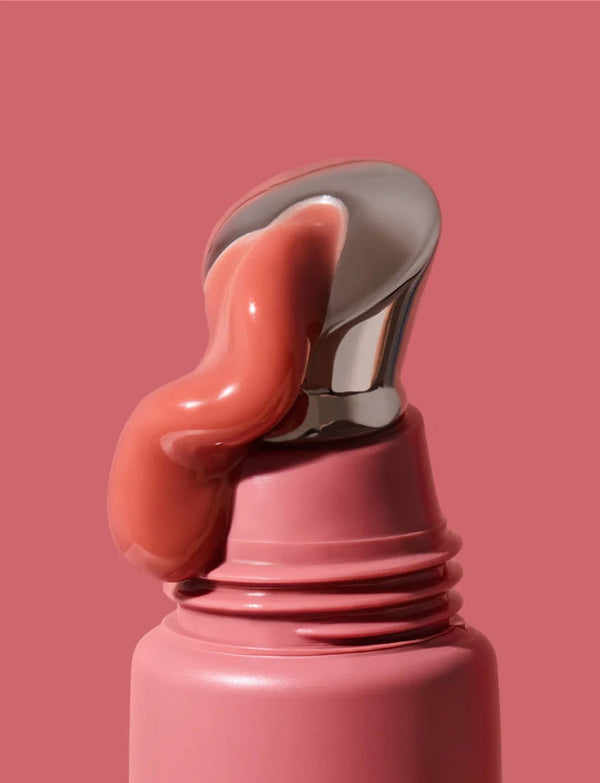 INIKA Tinted Lip Serum i nyansen Peony med serum på spetsen