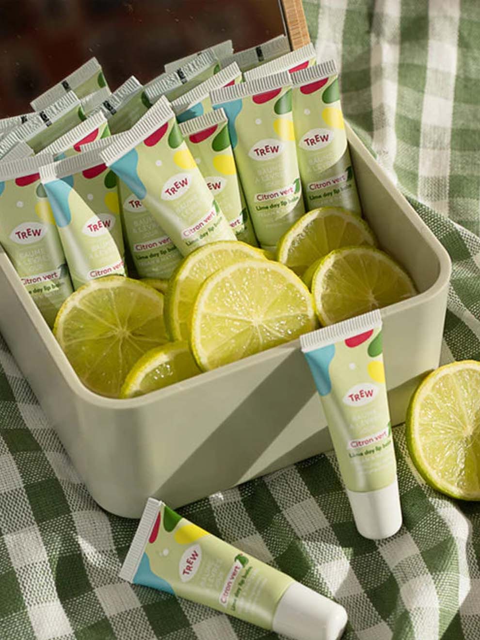 Trew transparent läppbalsam Lime i tub med färgprover